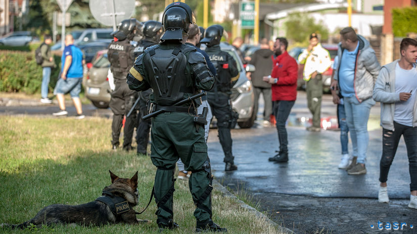 Policajti hliadkujú pred vstupom na štadión v...