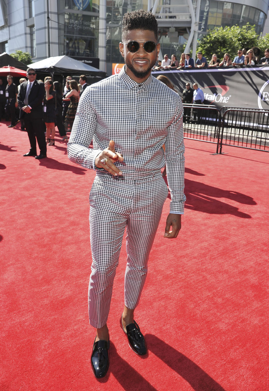 Spevák Usher odovzdával jednu z cien ESPY Awards.