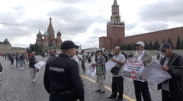 Pred budovou Najvyššieho súdu v Moskve zatkla polícia desiatky Krymských Tatárov 