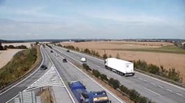 Zastala v ľavom pruhu diaľnice a vpálili do nej. Pozor na stratených dovolenkárov! 