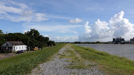 Trump vyhlásil stav núdze v Louisiane, kam smeruje tropická búrka Barry