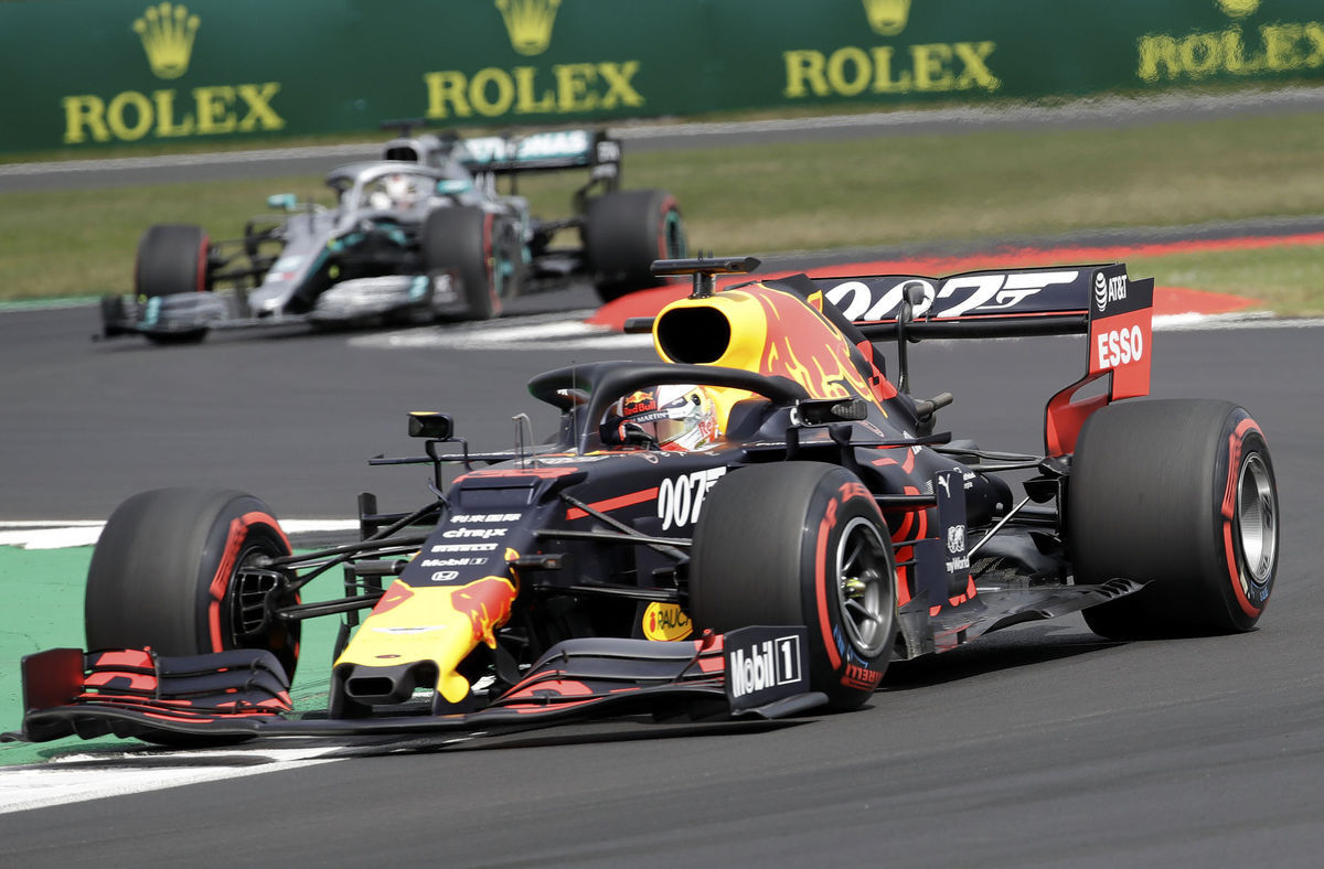 Max Verstappen pred Lewisom Hamiltonom.