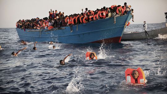 Počet obetí z potopenej lode s migrantmi pri tuniskom pobreží stúpol na 72