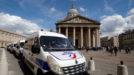 Ilegálni migranti obsadili Panteón v Paríži