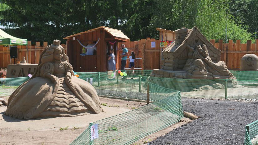 Na sochách z piesku pracovali siedmi rezbári z...