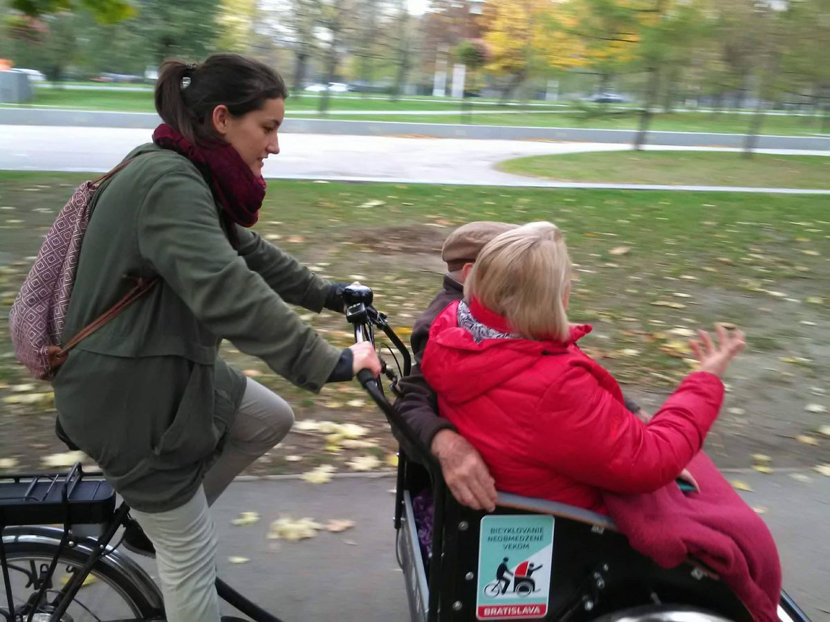 Vozenie seniorov na rikši v Bratislave sa...