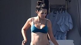 Forma ako od Lary Croftovej! Damonova manželka tasí tehličky v bikinách