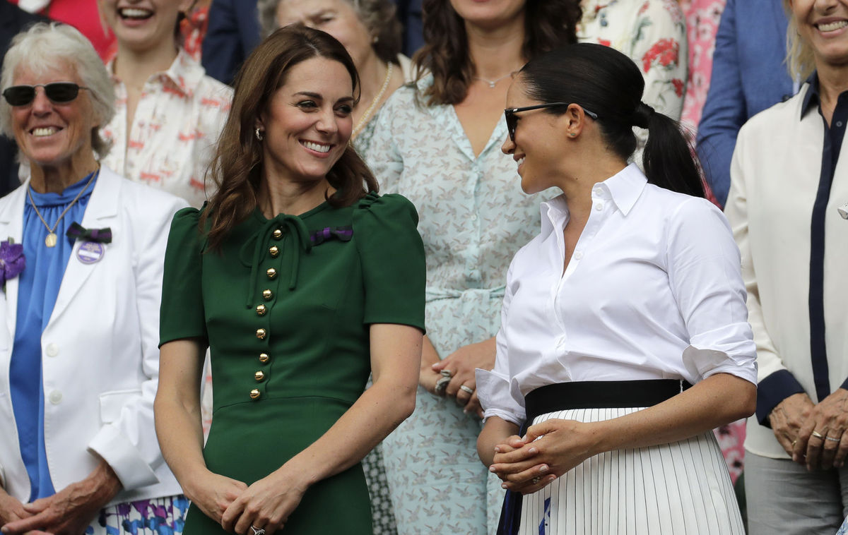 Švagriné a vojvodkyne Kate (vľavo) a Meghan sa...