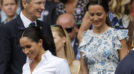 Vojvodkyňa Meghan prichádza v dobrej nálade na finále ženskej dvojhry vo Wimbledone. Za ňou Pippa Matthews-Middleton. 