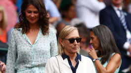 Legenda tenisu Martina Navrátilová a jej manželka Julia Lemigova prichádzajú na finále ženskej dvojhry vo Wimbledone. 