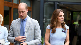 Princ William a Catherine, vojvodkyňa z Cambridge prichádzajú na finále mužskej dvojhry vo Wimbledone. Vojvodkyňa mala na sebe šaty Emilia Wickstead.