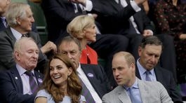 Princ William a jeho manželka Kate, vojvodkyňa z Cambridge sa usadila v kráľovskej lóži na finálovom zápase mužskej dvojhry vo Wimbledone. O titul bojoval Novak Djokovic a Roger Federer.