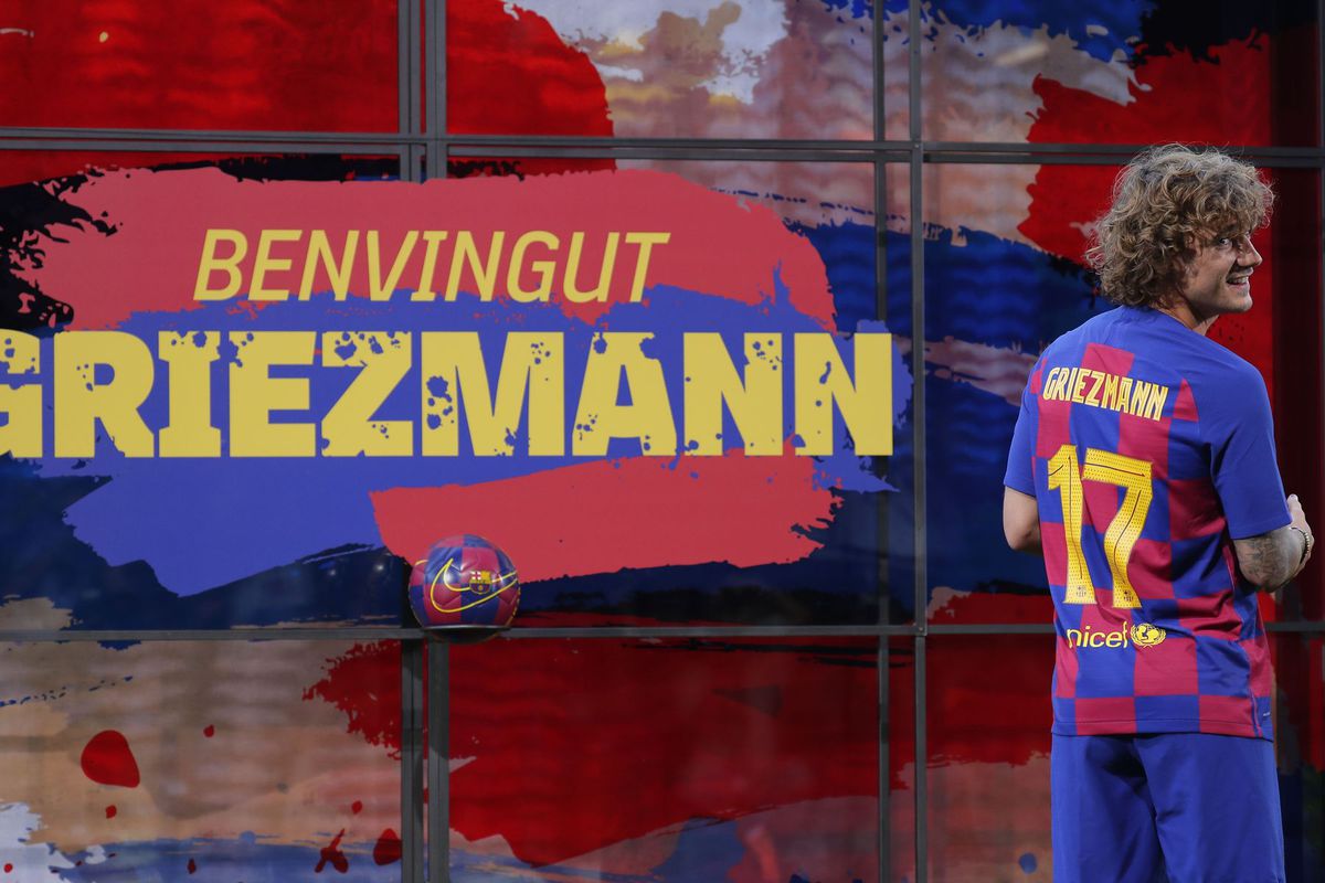 Francúzsky futbalista Antoine Griezmann pózuje...