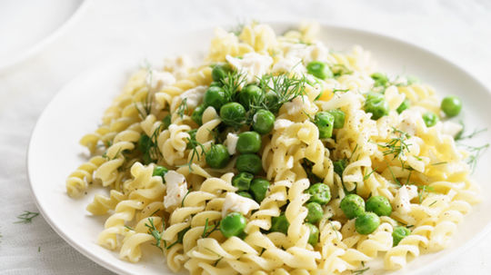 Fusilli s kuracími prsami a hráškom.