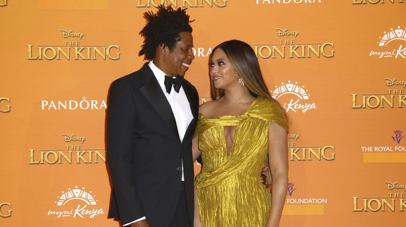 Manželksý pár Jay-Z a Beyonce pózujú fotografom...