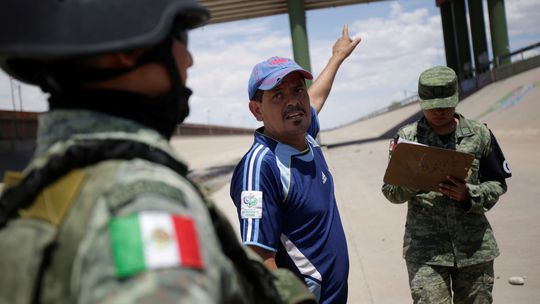 USA vyšlú na hranice s Mexikom ďalších 2 100 vojakov
