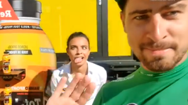 Sagan sa pred etapou zabával. Ukázal zákulisie Tour aj krásne dievčatá