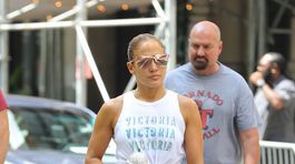 Speváčka Jennifer Lopez v uliciach New Yorku kráča z posilňovne. 