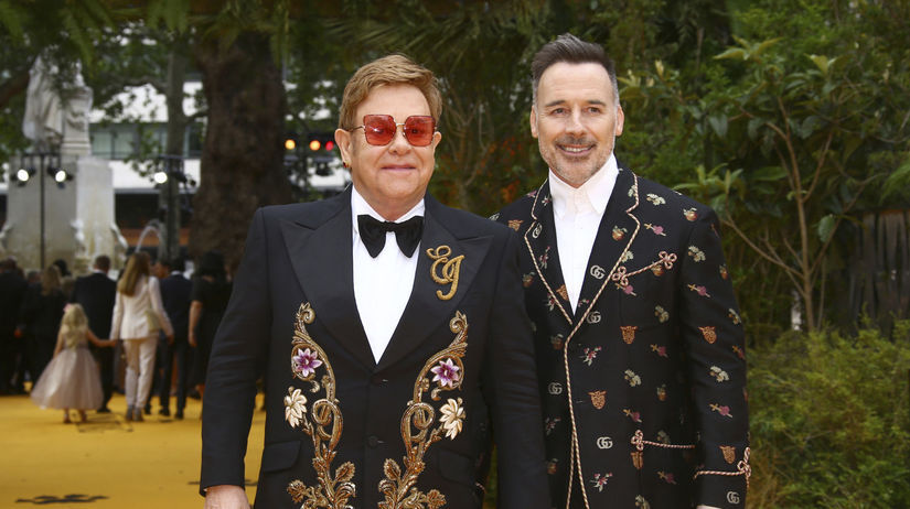 Spevák Elton John a jeho manžel David Furnish.