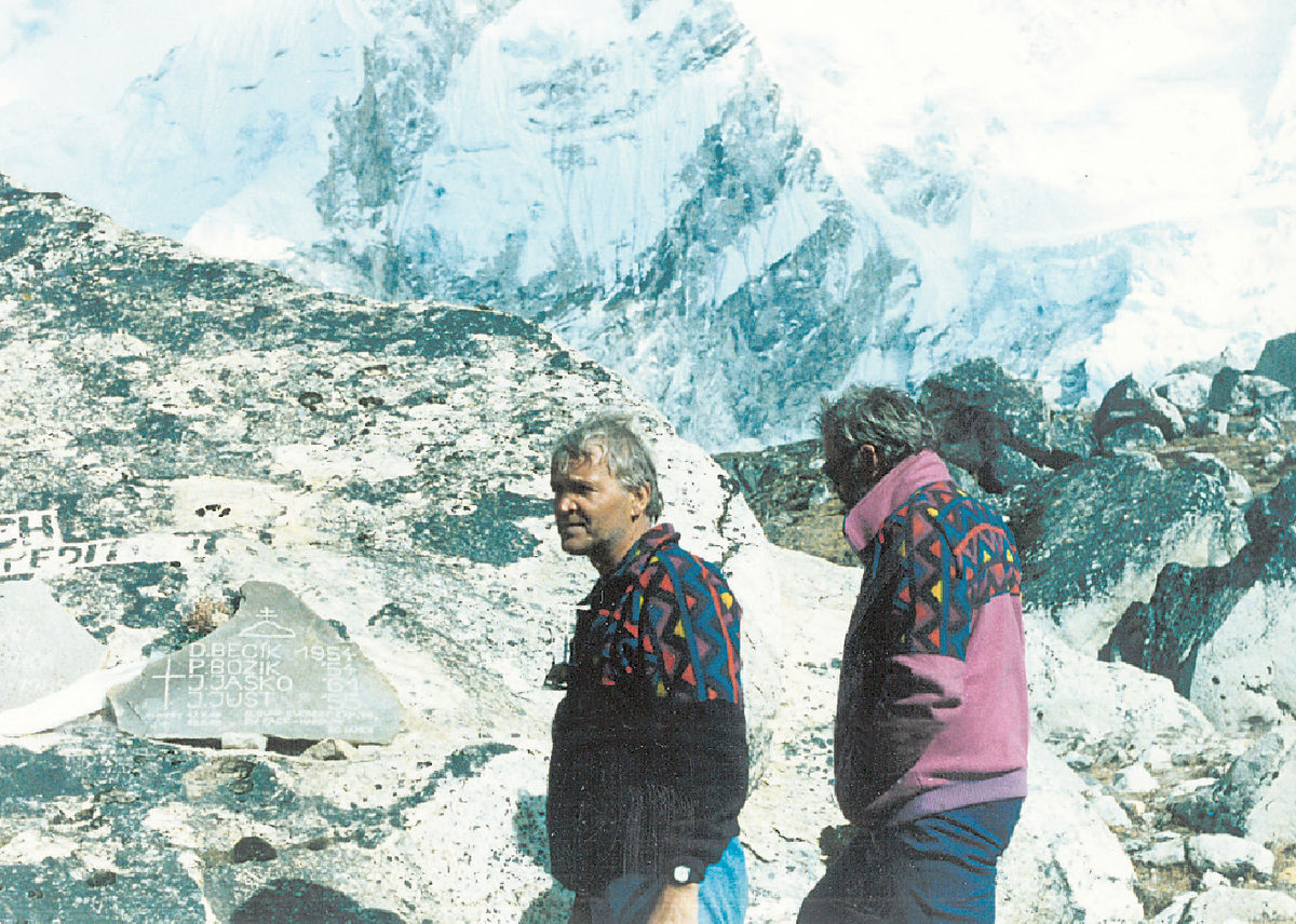 Everest. Pamätná tabuľa s menami štyroch obetí...