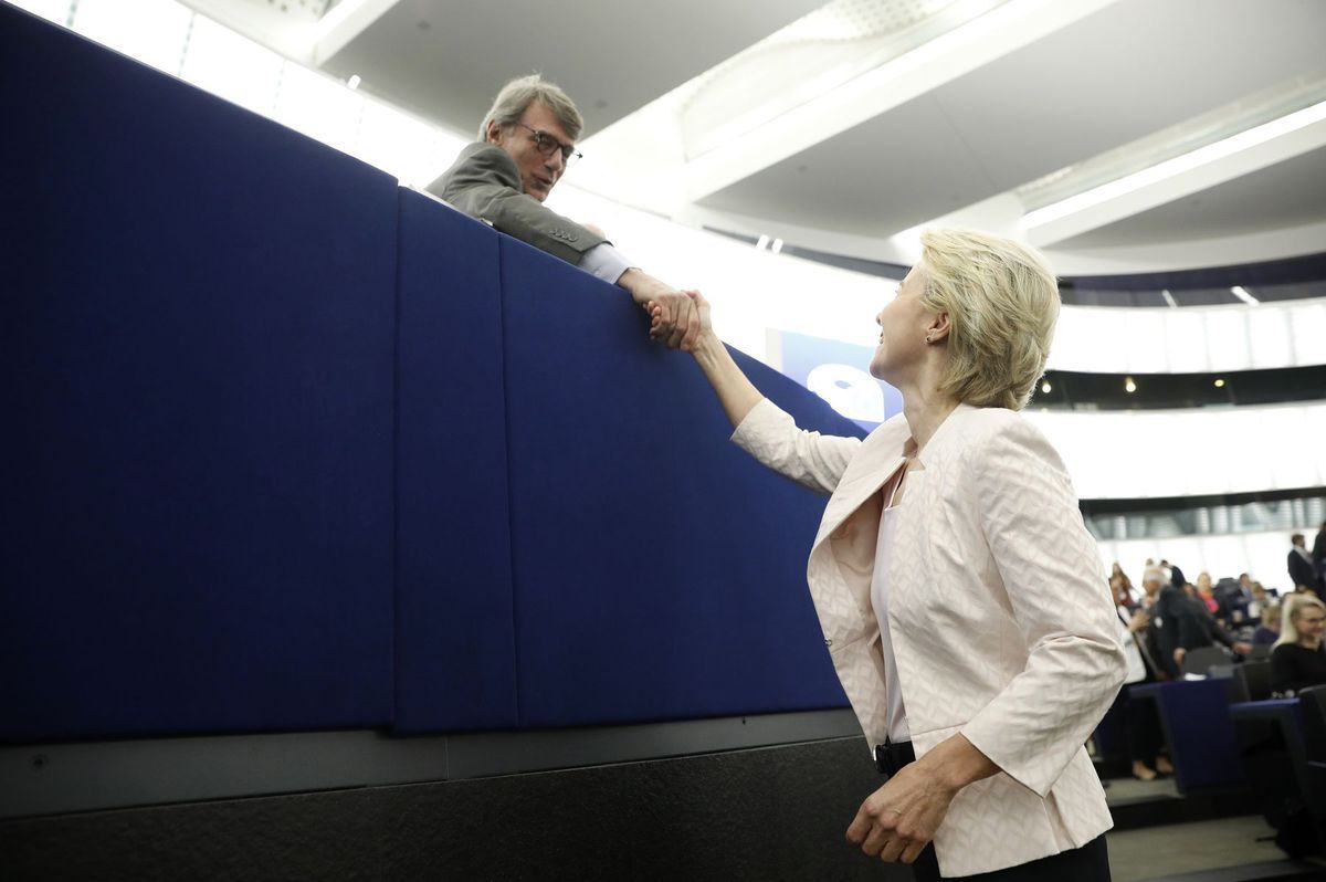 Ursula von der Leyenová si podáva ruky s...
