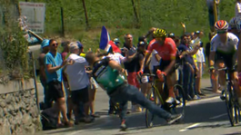 Dráma pri podávaní fľaše. Člen Bory sa zamotal medzi cyklistov a tvrdo spadol