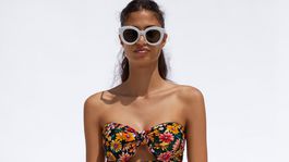 Jednodielne plavky bez ramienok s kvetinovým motívom. Predáva Zara za 19,95 eura. 