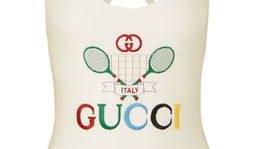 Jednodielne plavky Gucci s vyšívaným detailom na prednom dieli. Predávajú sa za 390 eur.  