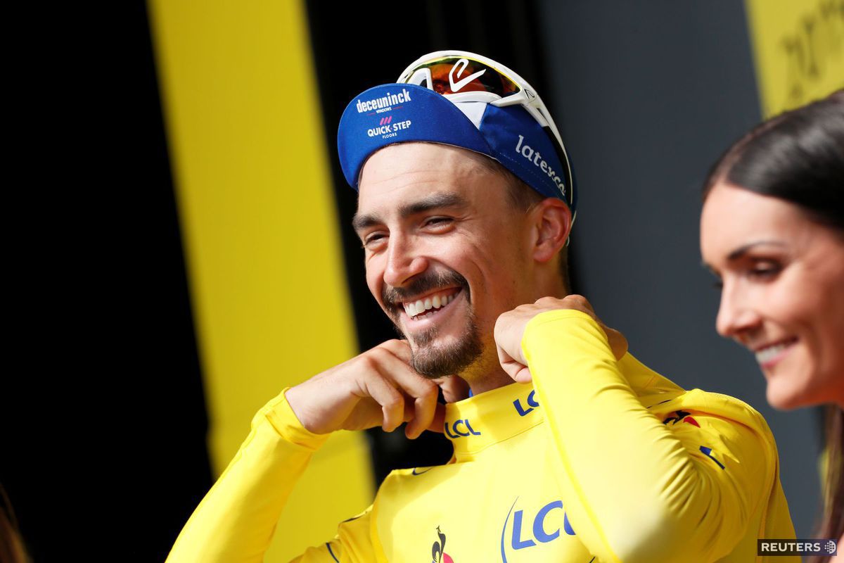Julian Alaphilippe v žltom drese po 12. etape...