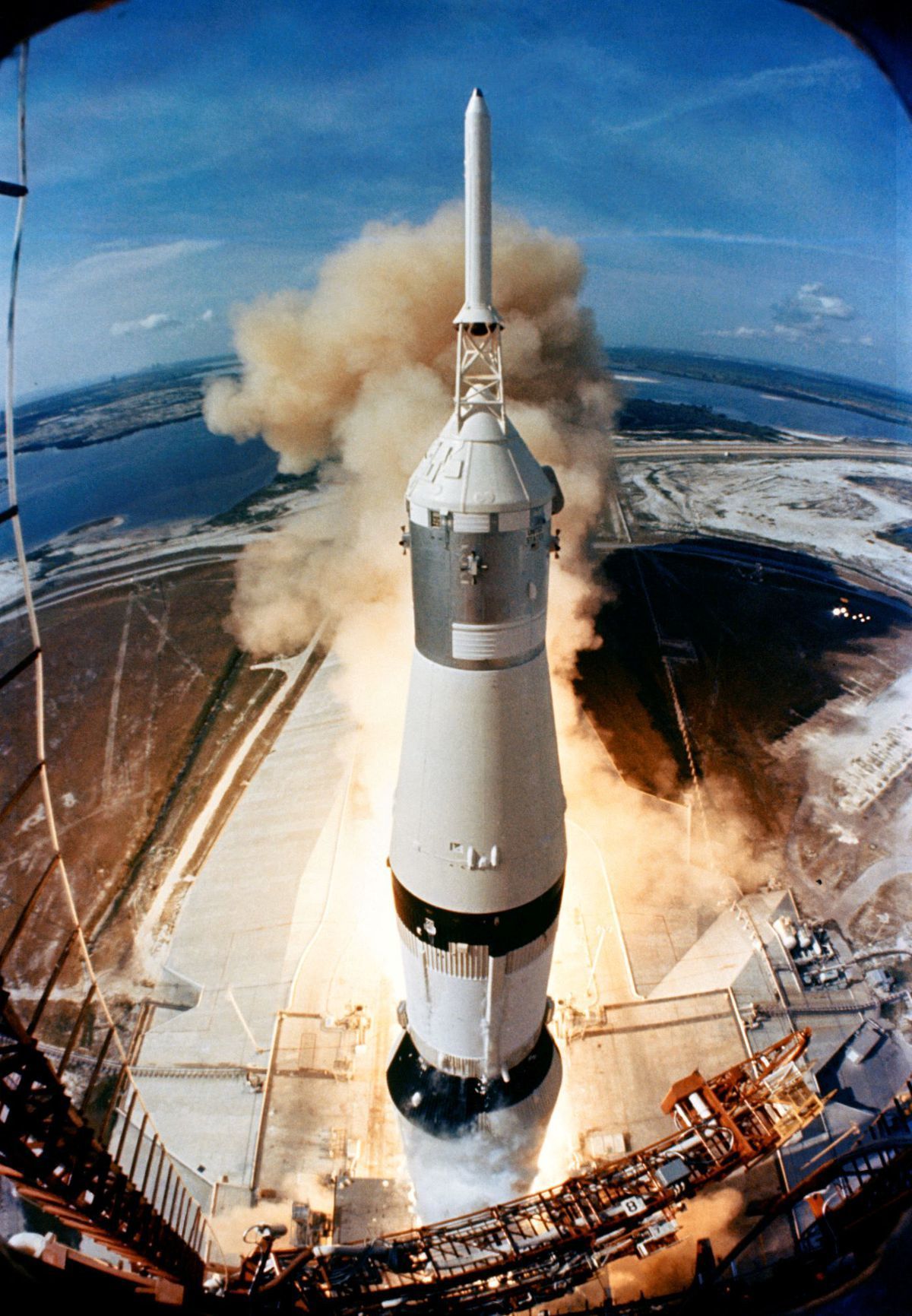 Štart rakety Saturn V, ktorá vyniesla posádku...