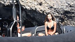 Obkľúčení! Zvodná Rumunka v bikinách nemá pokoja, s milencom v hľadáčikoch