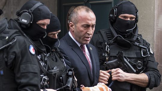 Kosovský premiér Haradinaj odstúpil kvôli podozreniam z vojnových zločinov