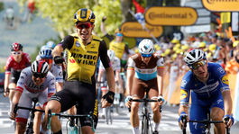 Niekoľko minút ležal bezmocne na zemi. Van Aert sa krikom rozlúčil s Tour