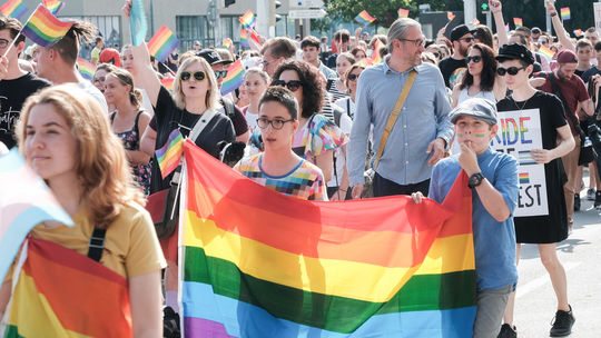 Zahraniční diplomati komentujú Pride: Ctíme si vytrvalosť v boji za autentický život 