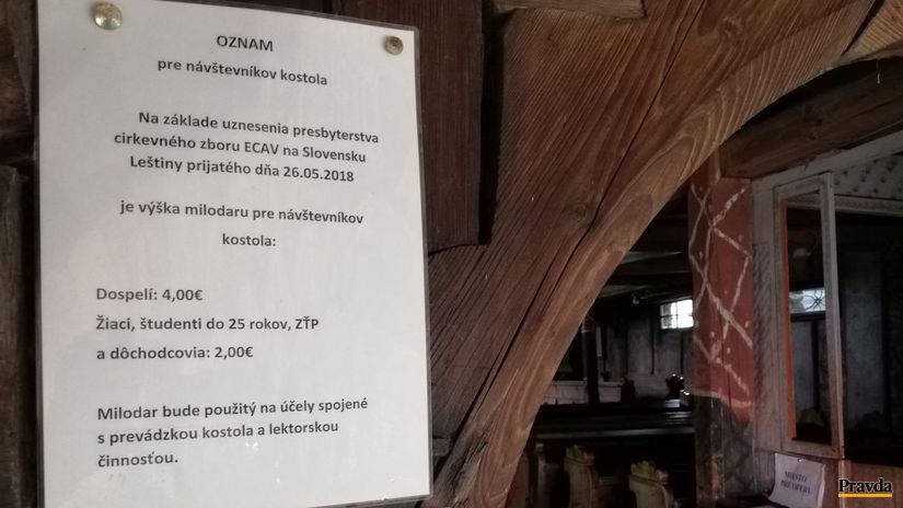 Oznam pri vstupe do chrámu vyvolal medzi ľuďmi...
