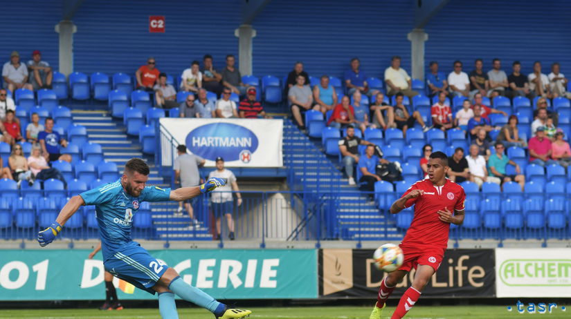 Brankár Trenčína Igor Šemrinec odkopáva loptu.