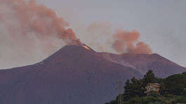 Na Sicílii vybuchla sopka Etna, museli zatvoriť dve letiská