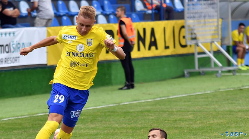 Obrana Žiliny sa snaží zastaviť Michalovčana...