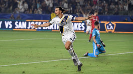 Bežný zápas Ibrahimoviča. Hetrik, zlomená lícna kosť, trénera poslal do...