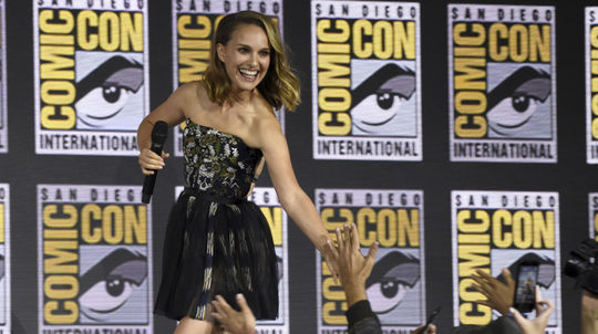 Herečka Natalie Portman sa zdraví s fanúšikmi....