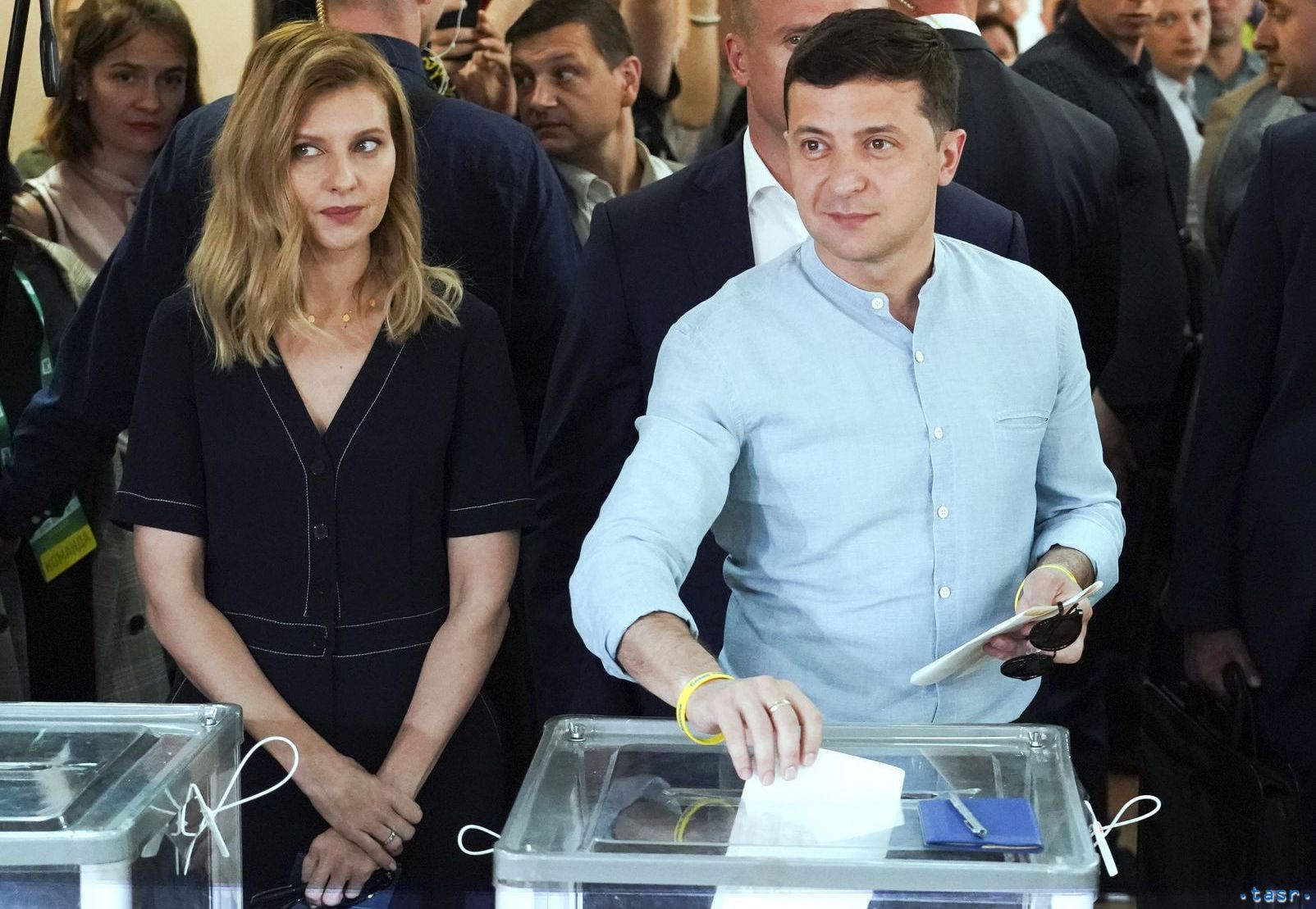 Ukrajinský prezident Volodymyr Zelenskyj vpravo...