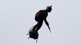 Franky Zapata lieta na svojom flyboarde nad...