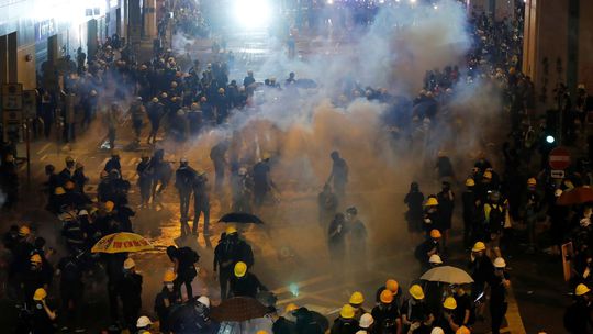 Pokračujúca vlna demonštrácií v Hongkongu si vyžiadala desiatky zranených