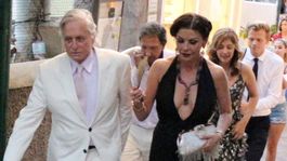Aha na zvodkyňu! Catherine Zeta-Jones ohúrila na Capri výstrihom po pupok