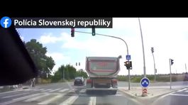 Auto zachytilo cyklistu a ten padol na vozovku. Porušili obaja predpis?