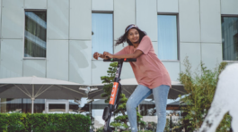 Zdieľané kolobežky už jazdia aj po Bratislave. Ponúka ich služba Mint