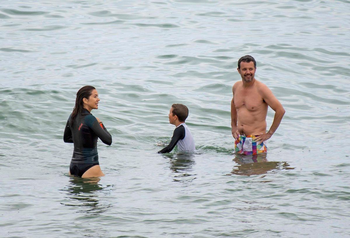 Dánsky korunný princ Frederik spolu s...