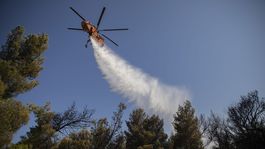 Hasiči bojujú s veľkým požiarom severne od Atén