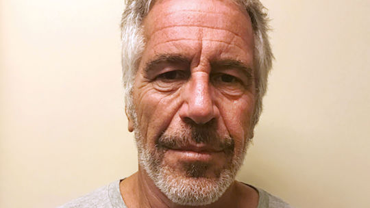 Kontrola vo väzení, kde spáchal Epstein samovraždu, hovorí o vážnych zlyhaniach