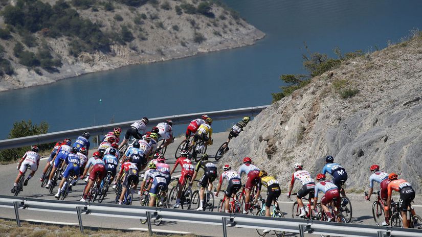 Pelotón počas etapy.